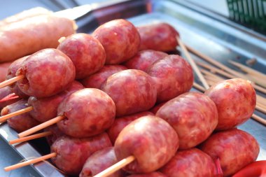 Barbekü sosis ızgara içinde belgili tanımlık çarşı