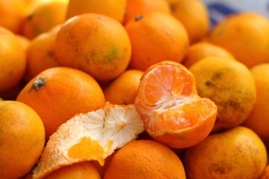 bir sepet Market üzerinde turuncu meyveler