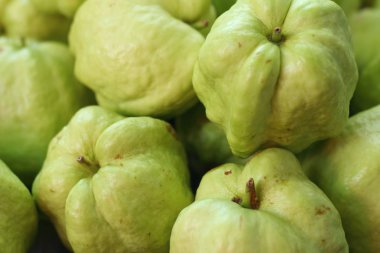 Guava meyve bir tablo içinde belgili tanımlık çarşı