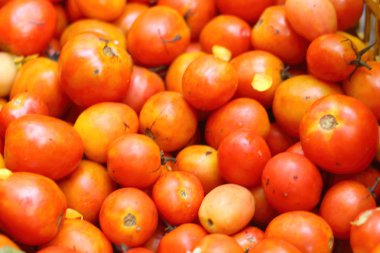 Bir tepsi içinde belgili tanımlık çarşı taze domates