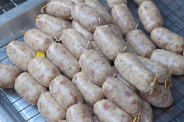 Barbekü sosis ızgara içinde belgili tanımlık çarşı