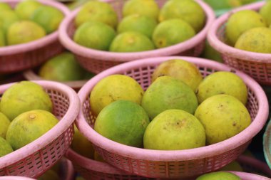 Piyasada bir sepet içinde limon.