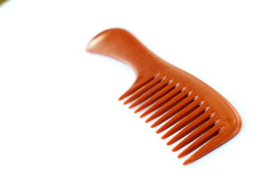 Beyaz bir arka plan üzerinde ahşap bir tarak