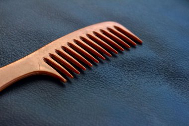 Nevy mavi bir arka plan üzerinde ahşap bir tarak