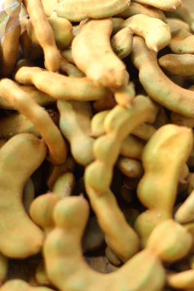 Frukten tamarind på ett bord i marknaden — Stockfoto