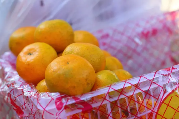 Orange fruits on a basket  at the market — Stock Photo, Image