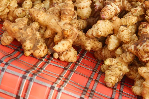 La raíz de jengibre en una mesa en el mercado — Foto de Stock