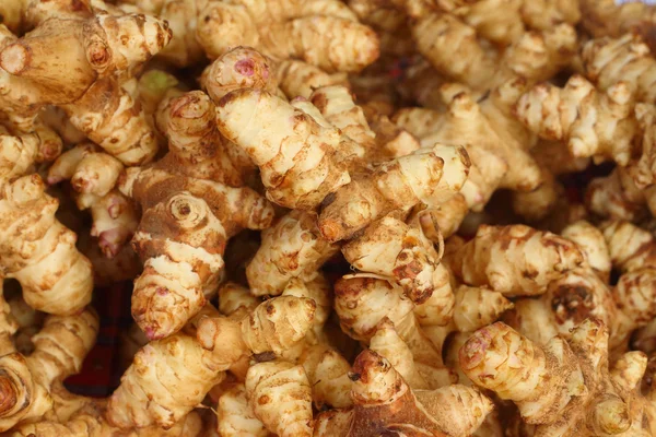 La raíz de jengibre en una mesa en el mercado — Foto de Stock