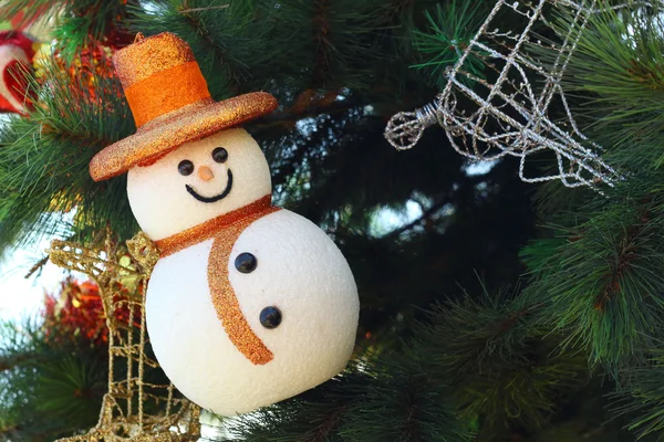 Homem de neve pendurado na árvore de Natal . — Fotografia de Stock