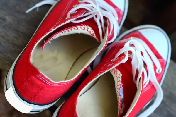 Взуття червоне на коричневому фоні в парку . — стокове фото