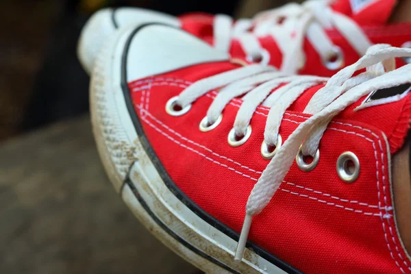 Взуття червоне на коричневому фоні в парку . — стокове фото