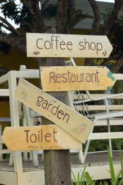 İşaretler Restoran parkta yer alır.