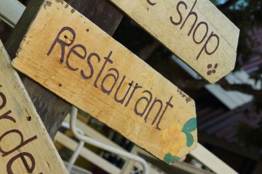 İşaretler Restoran parkta yer alır.