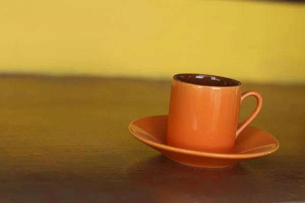 Керамическая плита для кофе в магазине стекла . — стоковое фото