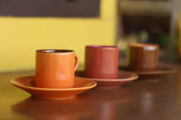 Set de café de cerámica en la tienda de vidrio . — Foto de Stock