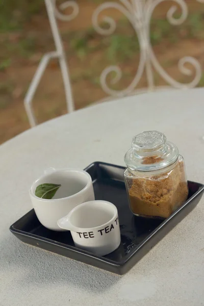 Set de café de cerámica en la tienda de vidrio . — Foto de Stock