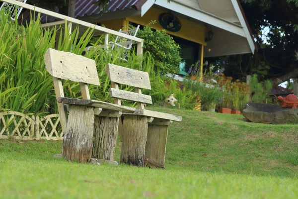 園庭のベンチ椅子 — ストック写真