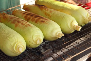 Mısır piyasada fırın üzerinde ızgara