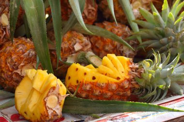 Bir tablo içinde belgili tanımlık çarşı taze ananas.