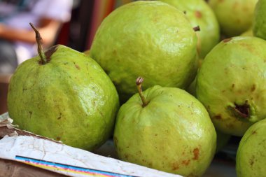Guava meyve bir tablo içinde belgili tanımlık çarşı