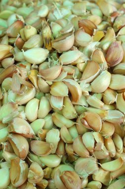 Piyasada bir masada beyaz sarımsak