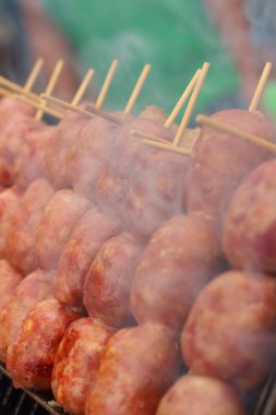 Barbekü sosis ızgara içinde belgili tanımlık çarşı