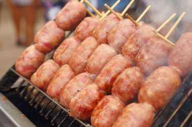 Barbekü sosis ızgara içinde belgili tanımlık çarşı