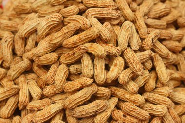 Piyasada tepsisinde haşlanmış fıstık