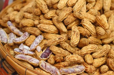 Piyasada tepsisinde haşlanmış fıstık