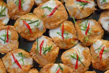 bir tencerede köri yapıştır ile balık buğulama