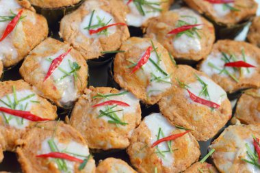 bir tencerede köri yapıştır ile balık buğulama