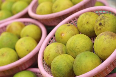 Piyasada bir sepet içinde limon.