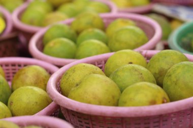 Piyasada bir sepet içinde limon.