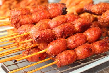 Barbekü sosis ızgara içinde belgili tanımlık çarşı