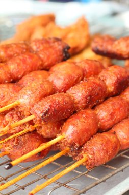 Barbekü sosis ızgara içinde belgili tanımlık çarşı