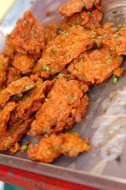 Kızarmış Balık patty bir tepsi içinde belgili tanımlık çarşı