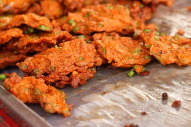 Kızarmış Balık patty bir tepsi içinde belgili tanımlık çarşı