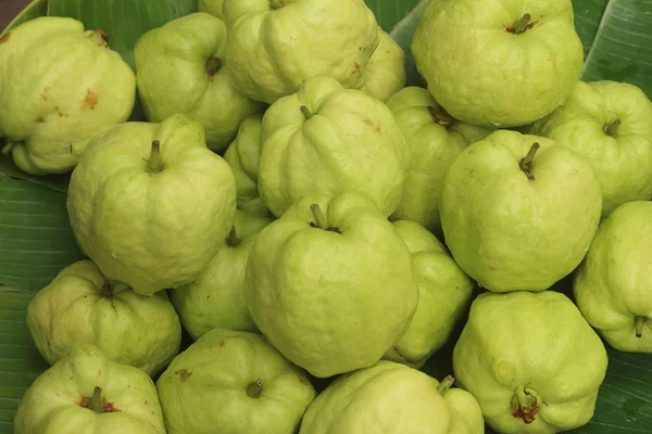 Guaven auf grünem Hintergrund auf dem Markt. — Stockfoto