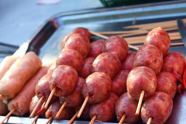 BBQ-worstjes op de grill in de markt — Stockfoto