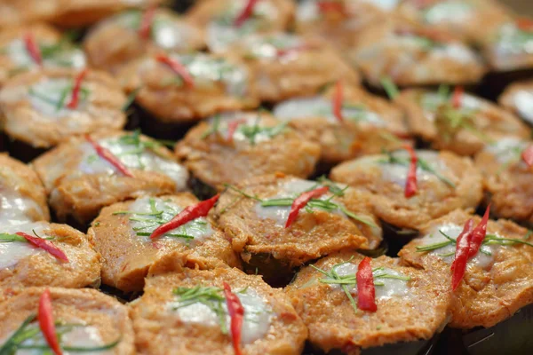 Gedünsteter Fisch mit Currypaste im Topf — Stockfoto