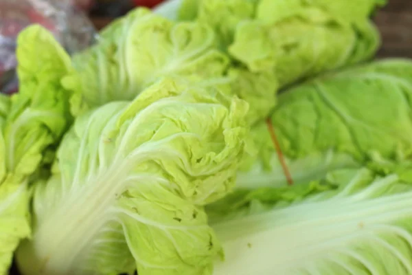 Piyasada bir masada taze Beyaz lahana.