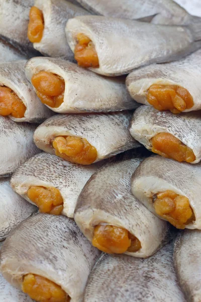 Pesce essiccato nel serbatoio al mercato . — Foto Stock