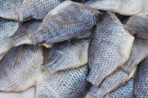 Αποξηραμένα ψάρια τοποθετεί σε δεξαμενή στην αγορά. — Φωτογραφία Αρχείου