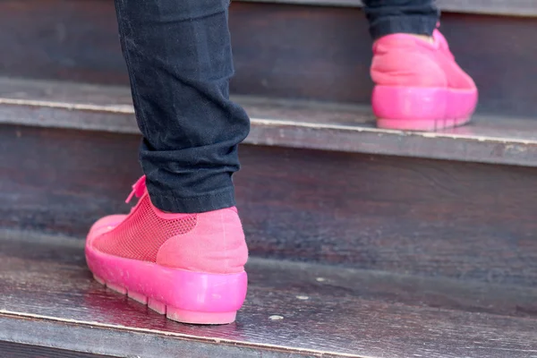 Zapatos rosados sobre fondo marrón en el parque . — Foto de Stock
