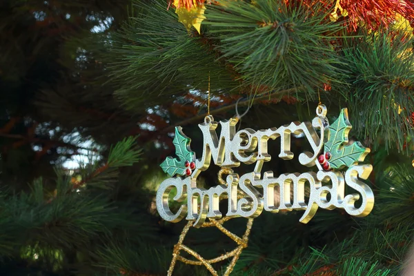 Señales de Navidad colgadas en el árbol de Navidad —  Fotos de Stock