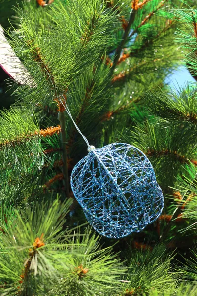 Cajas de regalo colgadas en el árbol de Navidad . —  Fotos de Stock