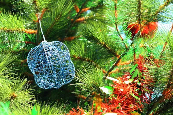 Cajas de regalo colgadas en el árbol de Navidad . —  Fotos de Stock