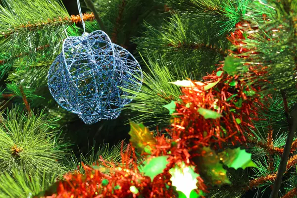 Cajas de regalo colgadas en el árbol de Navidad . —  Fotos de Stock
