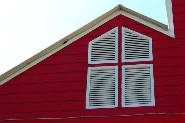 White window on a red background of a house — Stock Photo, Image