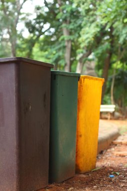 Sarı, yeşil, kahverengi depo gözleri parkta.